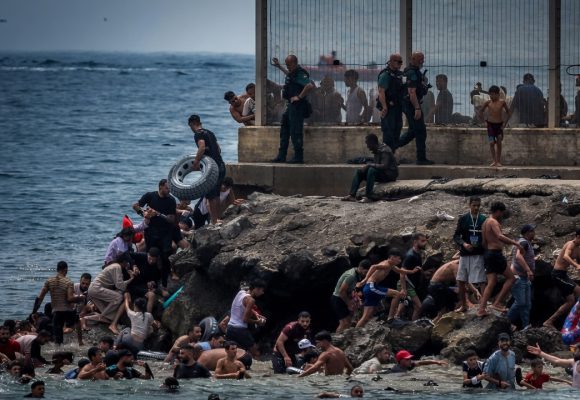 صورة اليوم: آلاف من الشباب المغربي يهاجر الى اسبانيا عبر البر و البحر (فيديو)
