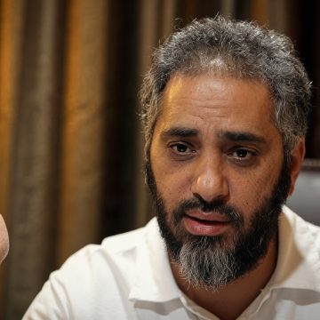فضل شاكر بعد 13 عاما من التواري، عليلا الفنان فضل شاكر يغادر السجن بكفالة…
