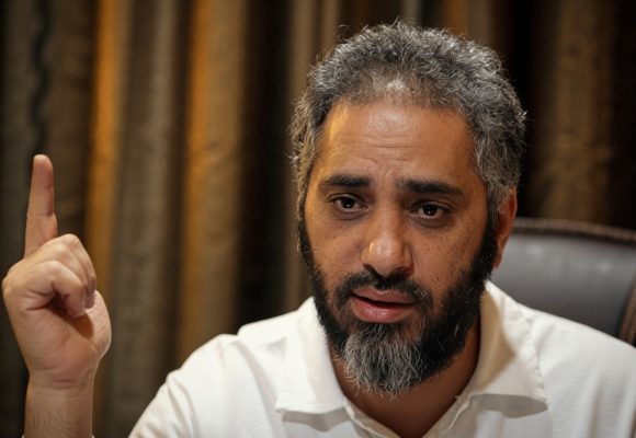 بعد 13 عاما من التواري، عليلا الفنان فضل شاكر يغادر السجن بكفالة…