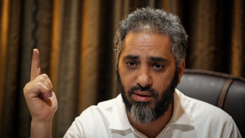 فضل شاكر بعد 13 عاما من التواري، عليلا الفنان فضل شاكر يغادر السجن بكفالة…