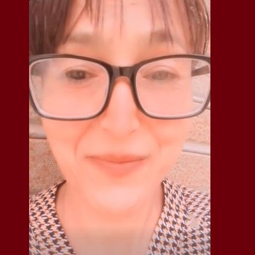 الد. بن مسعود، اعلامية بالاذاعة التونسية في اضراب جوع مفتوح أمام منزل الرئيس بالمنيهلة (فيديو)