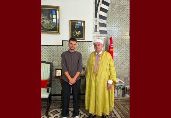ديوان الافتاء: مواطن أوروبي يعلن اسلامه أمام الشيخ هشام بن محمود
