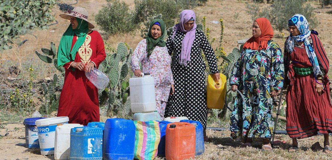Femmes-Corvee-Eau تونس تعيش على وقع أزمة خانقة في التزود بالماء