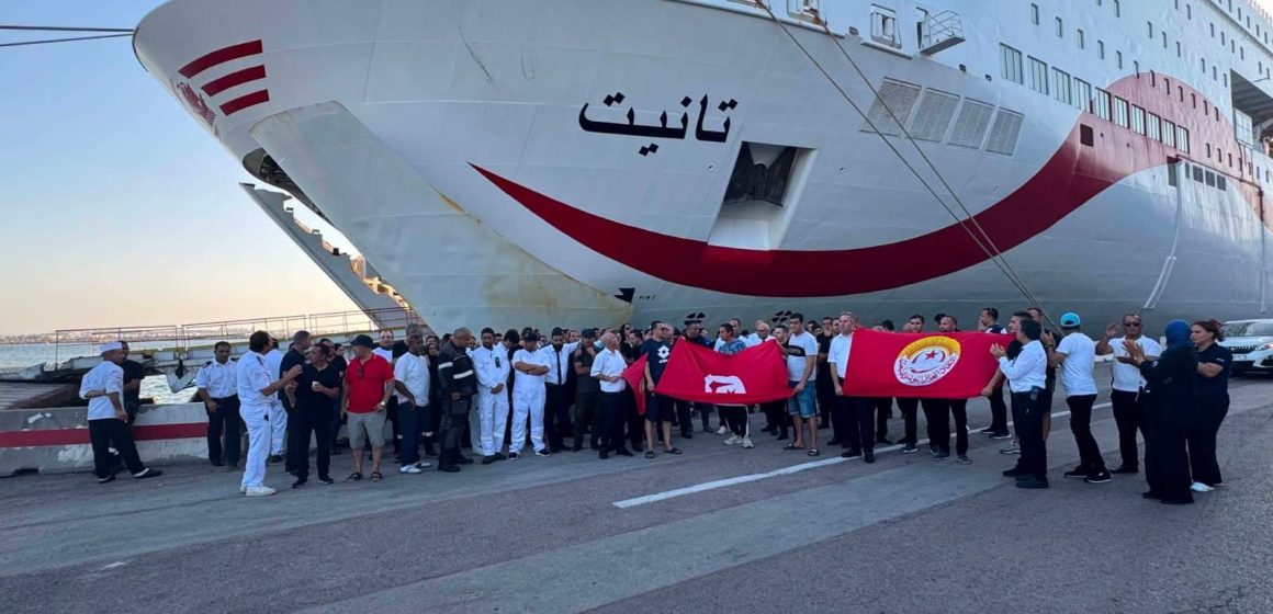 طاقم باخرة تانيت ينفذون وقفة غضب بسبب حرمانهم من الحق في العلاج المكفول بالقانون (فيديو)