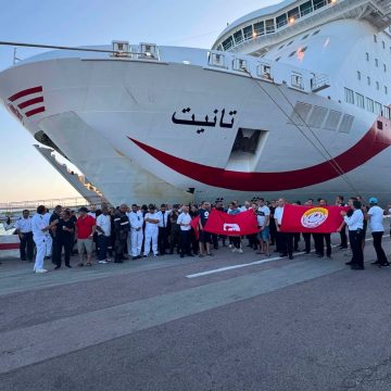طاقم باخرة تانيت ينفذون وقفة غضب بسبب حرمانهم من الحق في العلاج المكفول بالقانون (فيديو) طاقم باخرة تانيت ينفذون وقفة غضب بسبب حرمانهم من الحق في العلاج المكفول بالقانون (فيديو)
