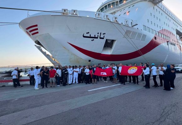 طاقم باخرة تانيت ينفذون وقفة غضب بسبب حرمانهم من الحق في العلاج المكفول بالقانون (فيديو)