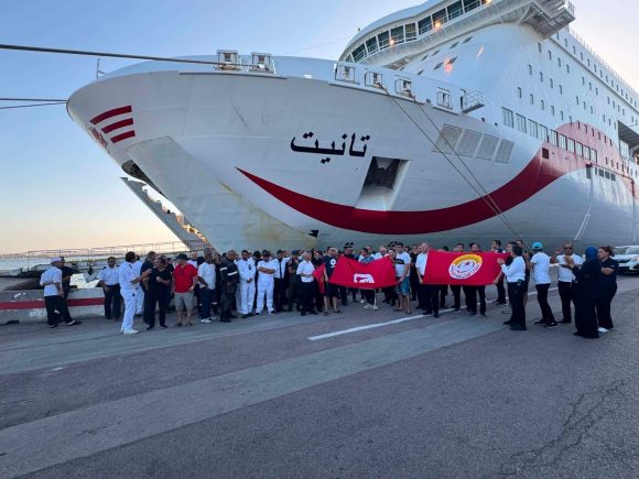 طاقم باخرة تانيت ينفذون وقفة غضب بسبب حرمانهم من الحق في العلاج المكفول بالقانون (فيديو) طاقم باخرة تانيت ينفذون وقفة غضب بسبب حرمانهم من الحق في العلاج المكفول بالقانون (فيديو)