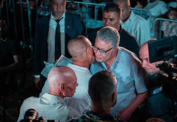 مهرجان العبادلة بسبيطلة يكرم رئيس البرلمان إبراهيم بودربالة بتسليمه “قوس النصر”