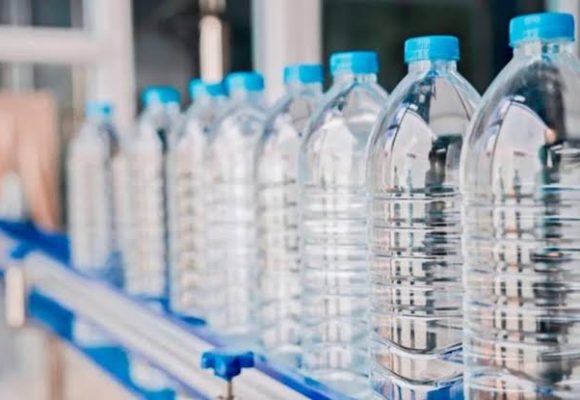 أريانة: الاحتفاظ بموزع مياه معدنية بالمنيهلة من أجل الاحتكار و المضاربة