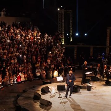 اللبناني آدم النجم اللبناني آدم يحيي سهرة بالمسرح الأثري بقرطاج (فيديو)