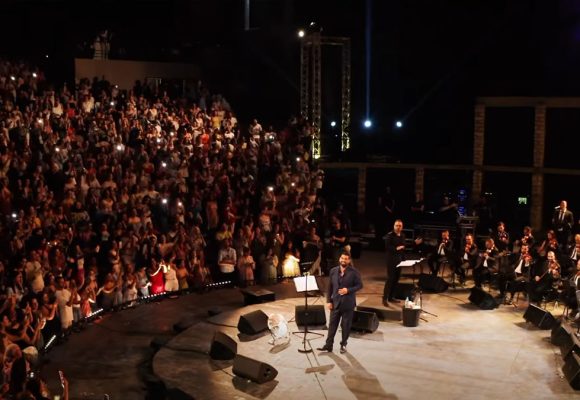 النجم اللبناني آدم يحيي سهرة بالمسرح الأثري بقرطاج (فيديو)