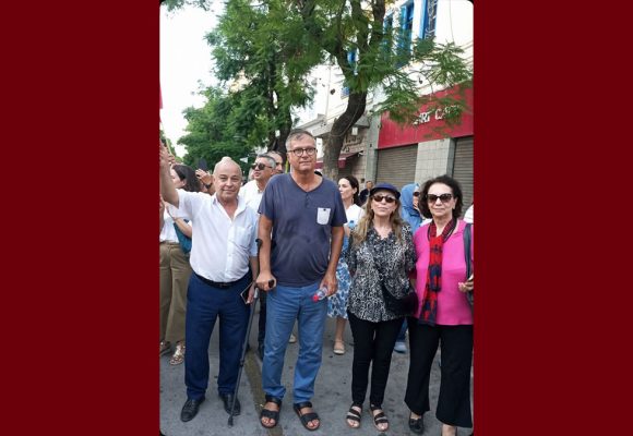وقع شتمه لأنه ظهر في مسيرة يوم 20 أوت بعكاز، استاذ القانون أمين محفوظ يترك الحكم لأصدقائه…