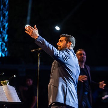 الفنان اللبناني آدم يأسر جمهور الحمامات بصوته وأغانيه (فيديو)