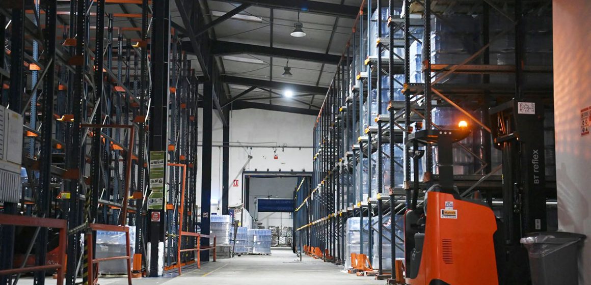 Depot-Eau-minerale معاناة البحث عن قارورة ماء في تونس : احتكار أم سوء إدارة ؟