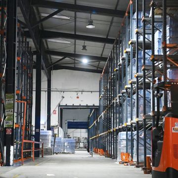 Depot-Eau-minerale معاناة البحث عن قارورة ماء في تونس : احتكار أم سوء إدارة ؟