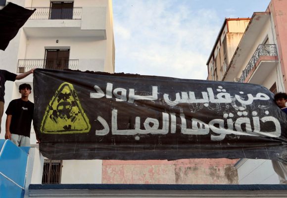 من يحرك المظاهرات في تونس ؟
