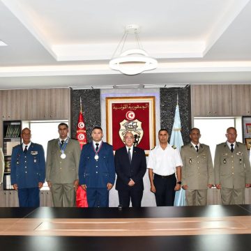 تقديرا لنتائجهم المشرفة، وزير الدفاع يكرم نخبة من الرياضيين و المدربين العسكريين تقديرا لنتائجهم المشرفة، وزير الدفاع يكرم نخبة من الرياضيين و المدربين العسكريين