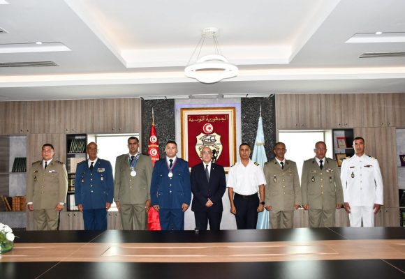 تقديرا لنتائجهم المشرفة، وزير الدفاع يكرم نخبة من الرياضيين و المدربين العسكريين