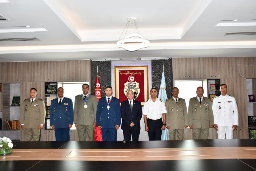 تقديرا لنتائجهم المشرفة، وزير الدفاع يكرم نخبة من الرياضيين و المدربين العسكريين تقديرا لنتائجهم المشرفة، وزير الدفاع يكرم نخبة من الرياضيين و المدربين العسكريين