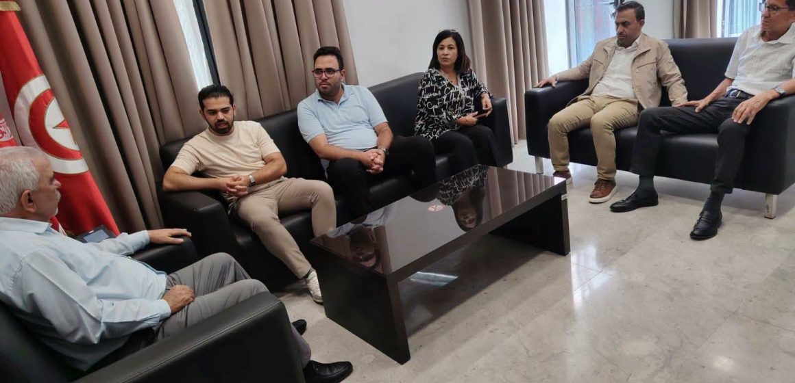لقاء ممثلي منظمة الأطباء الشبان مع صلاح الدين السالمي عن اتحاد الشغل