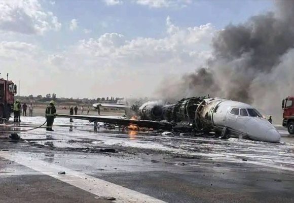ليبيا: بعد تحطم طائرة خلال هبوط اضطراري، تعليق حركة الرحلات من و إلى مطار مصراتة