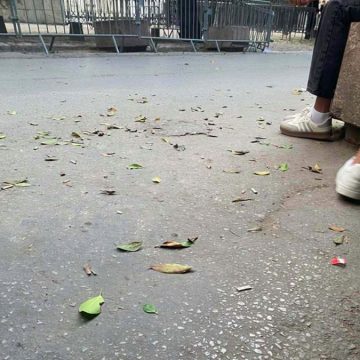 00 صورة اليوم من أمام قصر العدالة أين يمثل التلميذ آدم مبارك امام القاضي تنشرها صفحة الموفما