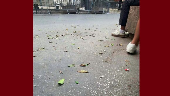صورة اليوم من أمام قصر العدالة أين يمثل التلميذ آدم مبارك امام القاضي تنشرها صفحة الموفما