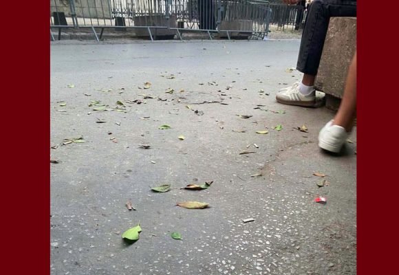 صورة اليوم من أمام قصر العدالة أين يمثل التلميذ آدم مبارك امام القاضي تنشرها صفحة الموفما