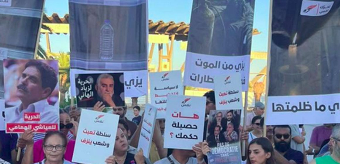 صورة اليوم: غضب أمام ما بقي من الملعب الأولمبي بالمنزه (ألبوم)