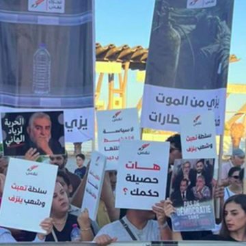 صورة اليوم: غضب أمام ما بقي من الملعب الأولمبي بالمنزه (ألبوم)