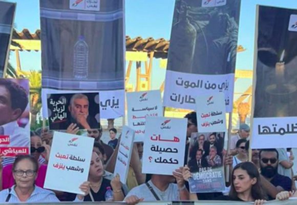صورة اليوم: غضب أمام ما بقي من الملعب الأولمبي بالمنزه (ألبوم)