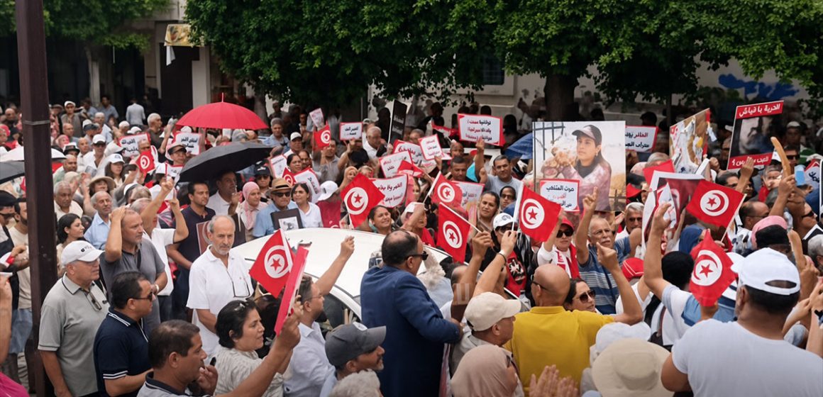 باب بنات-تونس: أنصار الدستوري الحر في مسيرة غاضبة تحت شعار “لا ماء لا ضوء لا حرية لا دواء” (فيديو)