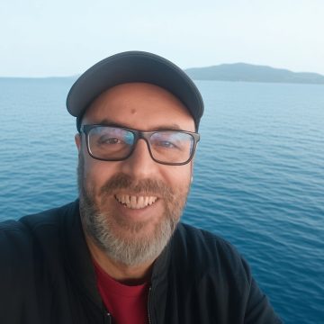 أحمد فنية بني خيار: الفرحة عارمة بعد أن تم إنقاذ “الرايس” أحمد فنية (فيديو)