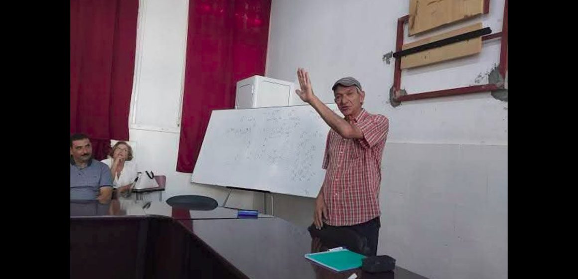 00 صفحة Mathématiques تنعى الد. عاشور، أستاذ الرياضيات جيلا بعد جيل من الطلبة