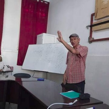 صفحة Mathématiques تنعى الد. عاشور، أستاذ الرياضيات جيلا بعد جيل من الطلبة