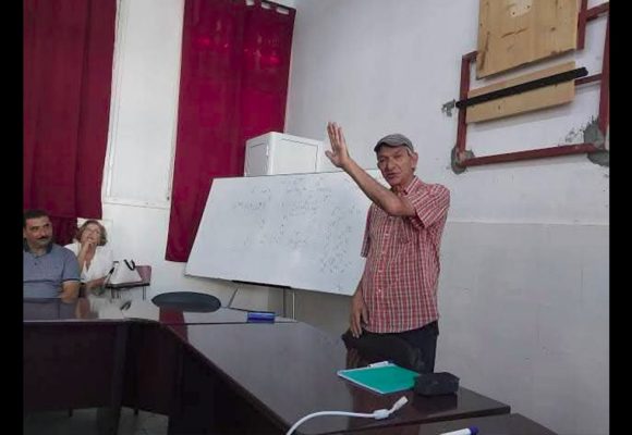 صفحة Mathématiques تنعى الد. عاشور، أستاذ الرياضيات جيلا بعد جيل من الطلبة
