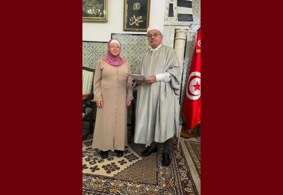 مواطنة من دولة أوروبية تعلن اسلامها بمكتب مفتي الجمهورية