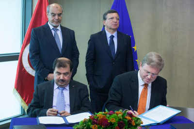 Jebali et Barroso lors de la signature de deux nouveaux accords entre la Tunisie et l'Union européenne.