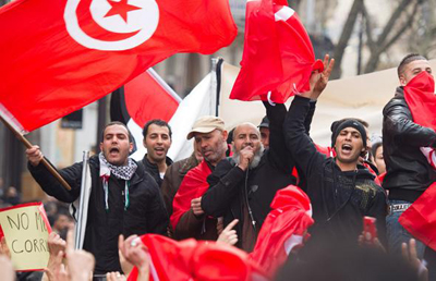 Des manifestants soutenant la révolution en cours en Tunisie, à Paris, le 15 janvier 2011.