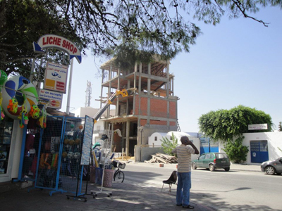 Les grues à l'oeuvre au centre de Hammamet 