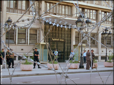 Ministère de l'Intérieur entouré de barbelés.