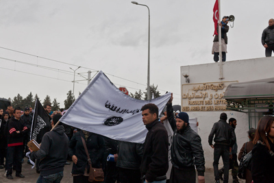 Les salafistes enlèvent le drapeau national et le remplace par celui de leur mouvement extrémiste.