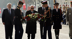 Beji Caid Essebsi à l'Arc de Triomphe à Paris.