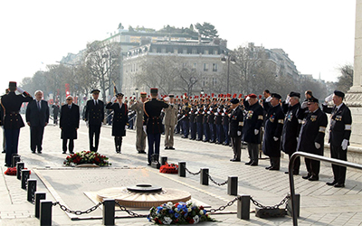 Caid Essebsi dépose une gerbe de fleurs sur la tombe du soldat inconnu à Paris.