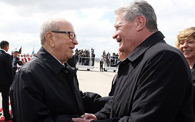 Caid Essebsi accueille Joachim Gauck à son arrivée à l'aéroport Tunis-Carthage.