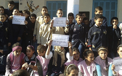 Des élèves manifestent dans une école à Korba