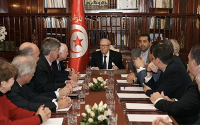 Mc Cain recu par Caid Essebsi