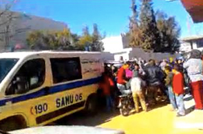 Parents devant hopital de Kasserine