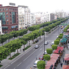 Les diplômés chômeurs ont manifesté samedi matin sur l’avenue Habib Bourguiba pour dénoncer l’échec du gouvernement à créer des emplois et les dépassements dans les concours de recrutement dans la fonction publique.