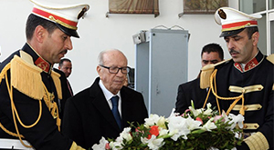 Caid Essebsi déposant une gerbe de fleurs